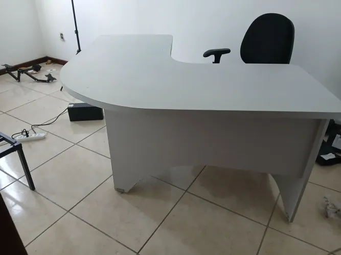 Mesa de escritório em L