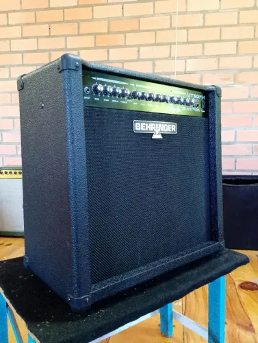 Amplificador de guitarra Behringer VT 50fx 