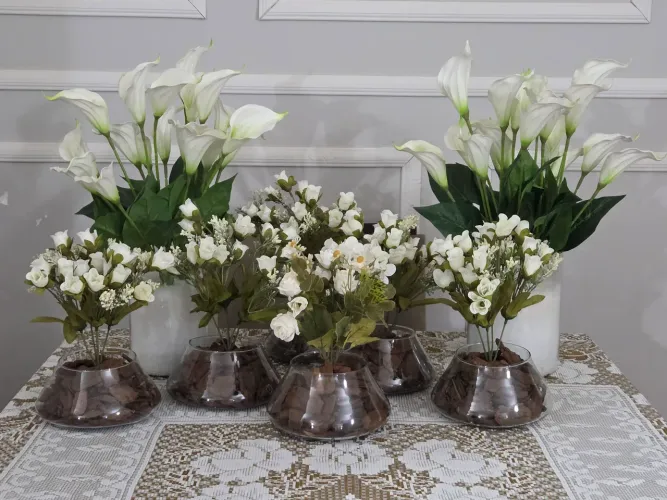 Vasos com flores artificiais
