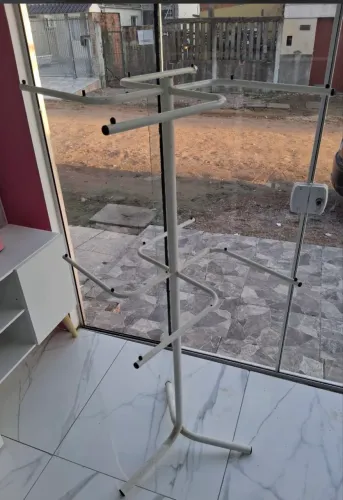 ARARA DE ROUPA