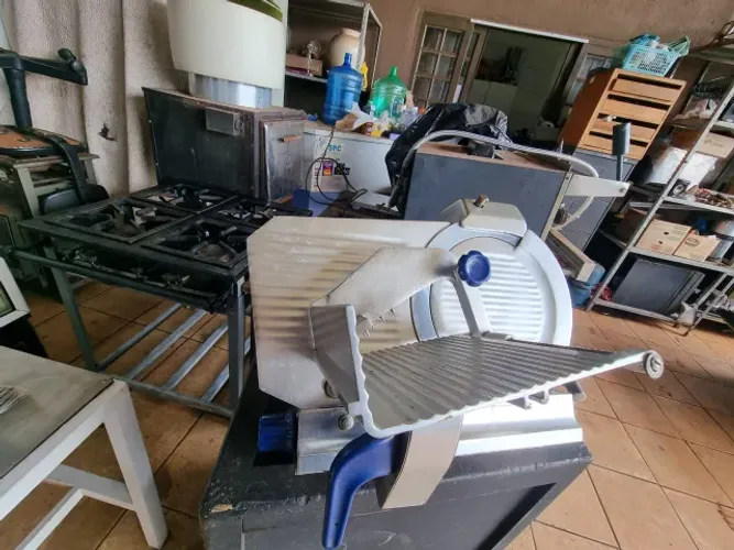 Fatiador de Frios todo em alumínio e inox Gural JCE-27 cm bivolt bem conservado 