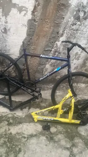 2 quadros e 1 bicicleta aro 26