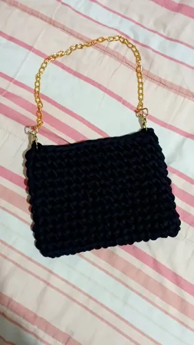 bolsa de ombro em fio de malha preto