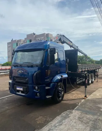 ford cargo 2423 ano 2013 com munck
