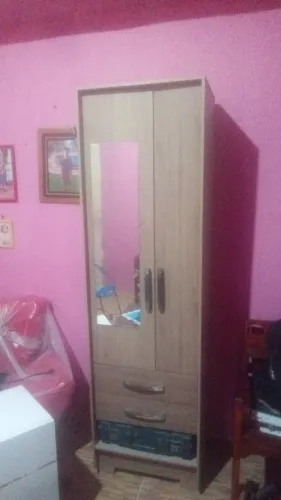 Um guarda roupa de duas portas