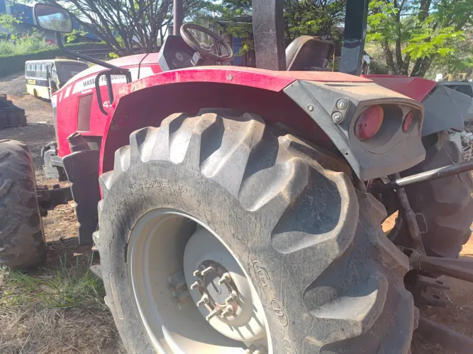 Trator massey Ferguson 4707