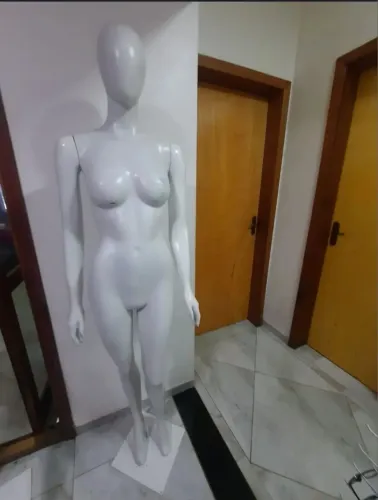 Manequim feminino de fibra, acabamento semi brilho