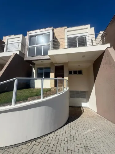 Casa Triplex de Alto Padrão para Aluguel Anual em Cacupé | Vista Permanente para o Mar