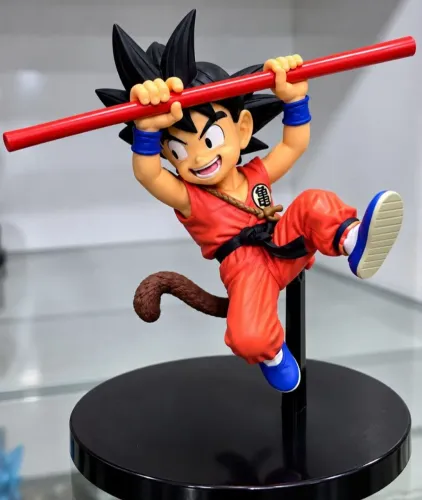 Goku Criança Dragon Ball com Bastão Mágico, Cauda e Base - Figura Colecionável