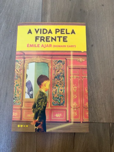 A vida pela frente, livro maravilhoso e emocionante, em perfeito estado.