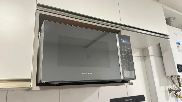 Micro-ondas Brastemp Inox/espelhado, em excelente estado e muito bem conservado.
