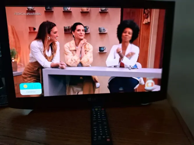 Monitor LG 22 polegadas!  No meu perfil tem outra. 