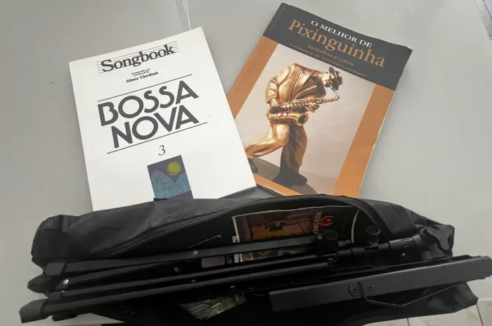 Songbook Bossa Nova 3 e o Melhor de Pixinguinha e estante de partitura