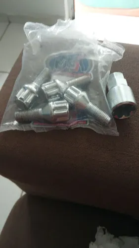 Vendo 4 parafusos ante furto com chave 17 e 1900