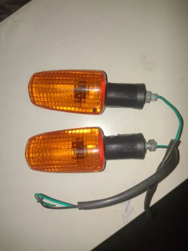 PAR DE PISCAS/SETAS DE MOTO - LENTE LARANJA MODELO ALONGADO