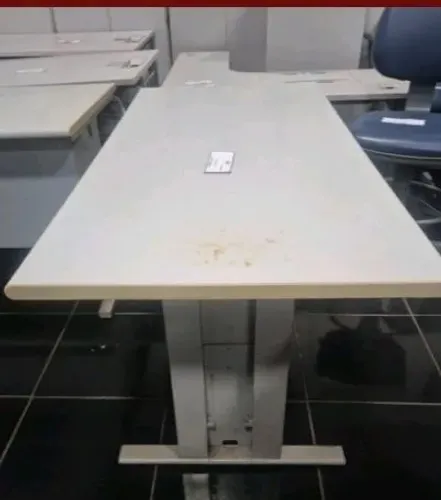 Vendo mesa de escritório grande retangular  em MDF com estrutura em metal resistente 