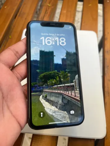 iPhone 11 black 64gb usado