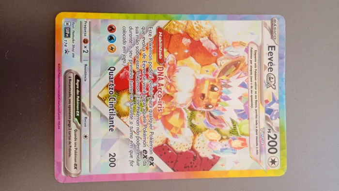 Carta de Pokémon do Eevee Ex,de evoluções prismáticas 