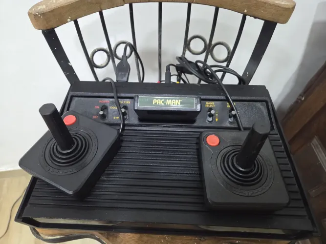 Atari 2600 + 2 controles + 1 jogo Pacman