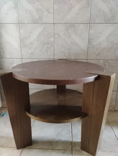 Mesa de Centro/Lateral Redonda em Madeira com Prateleira - R$ 100