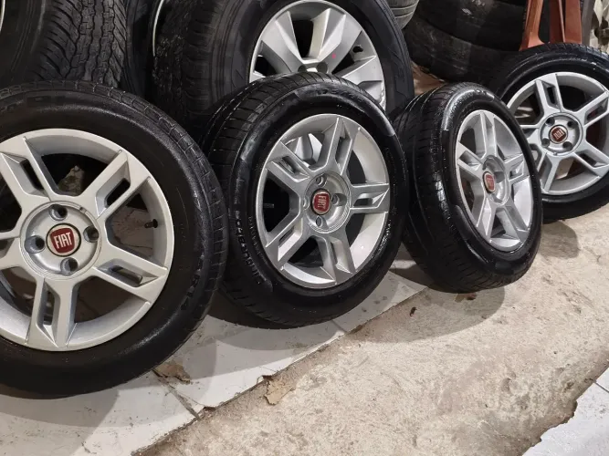 Vendo rodas 14 FIAT com 2 pneu seminovo e 2 meia vida.os 4 Pirelli.P1