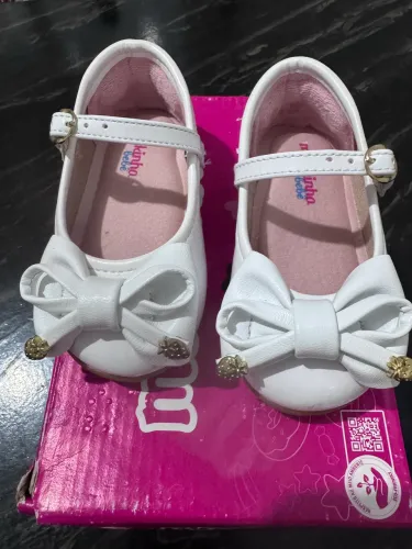 Sapato branco de verniz molekinha