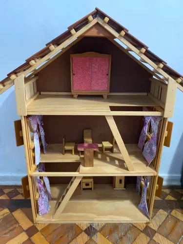 Casinha de boneca de madeira