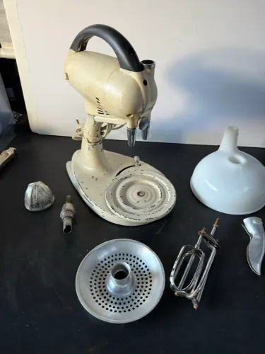 Batedeira vintage marca Hamilton Beach original, com 01 tigela de vidro opalina