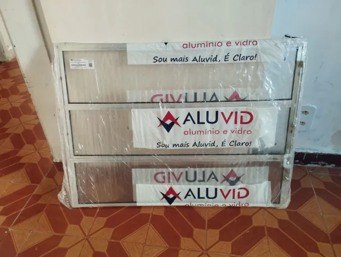 Vendo basculante 60 por 80 de alumínio valor 200 reais