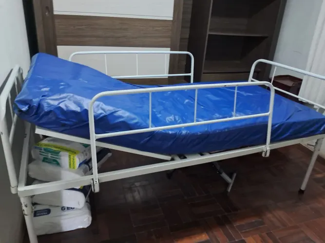 Cama hospitalar e cadeira de rodas