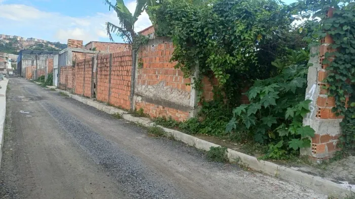 Vende-se um terreno 