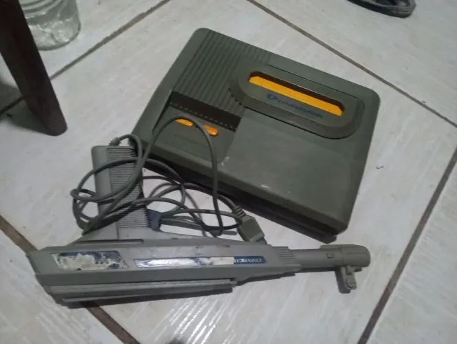 Sucatas de console e controles diversos