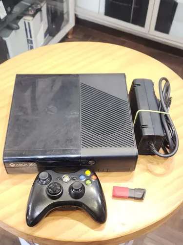 Xbox 360 super slim com pendrive de 120gb 1 controle