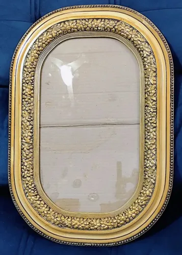Moldura, madeira, vidro bombê.