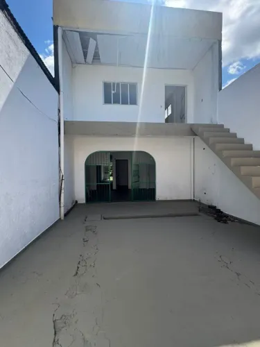 Excelente Casa Espaçosa c/ 6 Quartos e Ponto Comercial em Rua Movimentada no Vieralves 