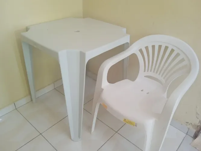 Cadeira e mesa de plástico