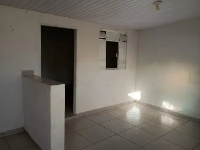 2 casas na Cesário Alvim, bairro Brasil. Excelente localização. Valores: 750,00 e 850,00