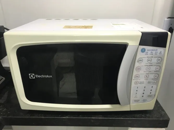 Micro-ondas Electrolux Branco com Painel Digital