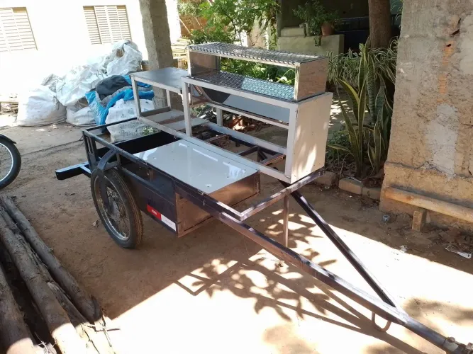Carretinha pra vender churraquin NOVA.