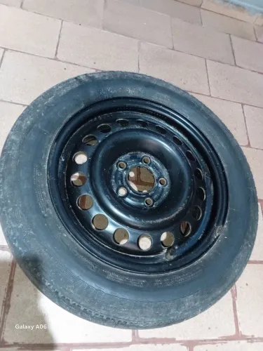 Vendo roda aro 15 5 furos com pneu