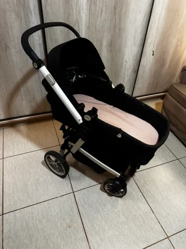 Carrinho de bebê Moisés com bebê conforto