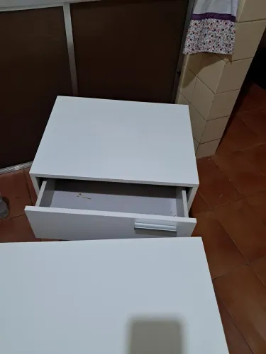 Duas mesas de cabeceira
