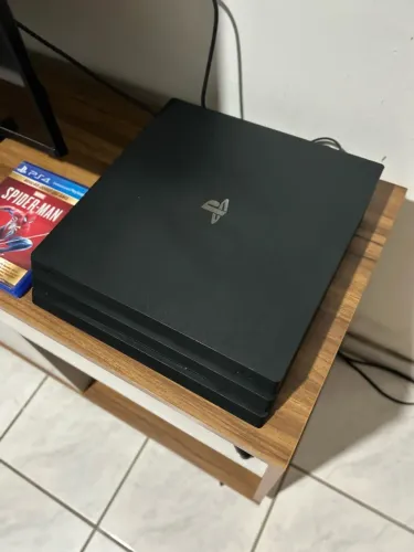 PS4 Pro 1TB 4K HDR + Controle Custom God of War + Spider-Man