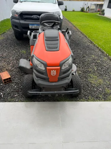 Trator Husqvarna yth2042. 8000.00