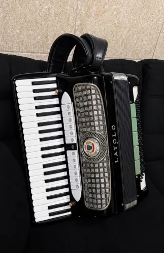 Acordeon layolo 120 baixos italiano