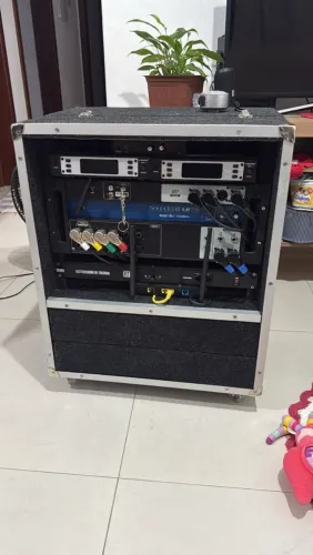Hack com equipamentos de som montado