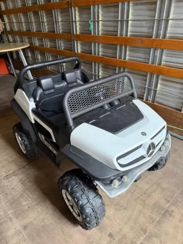 Carrinho Elétrico Infantil Importway Mercedes Benz Unimog Cor branco Voltagem do carregado