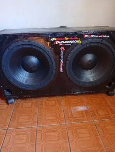 Vende-se uma caixa de som