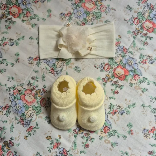 Sapatinho de Bebê Menina com Acessório de Cabelo
