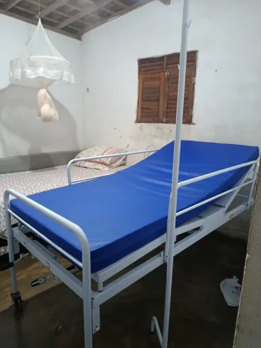 Cama Hospitalar Manual + Colchão + Tripé para Soro - Seminova